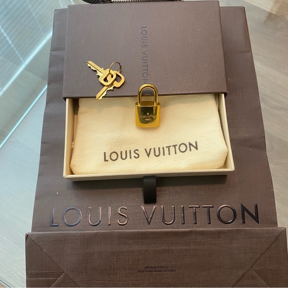 Louis Vuitton Accessories - NEW 👜LOUIS VUITTON- lock and keys - box and dust cloth/ shop bag included